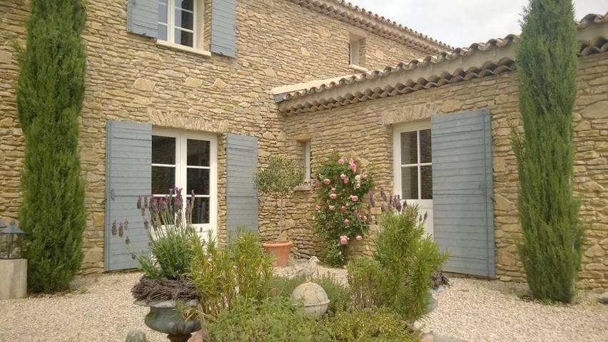 Location de vacances pour 2 personnes, avec terrasse et jardin ainsi que vue et piscine à Vaison-la-Romaine - 4