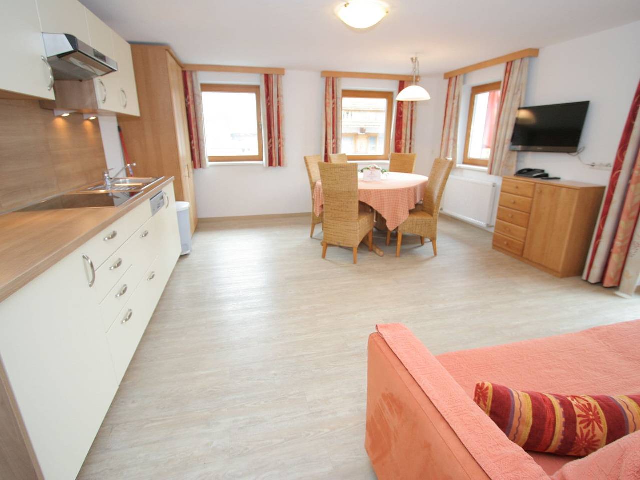 Geheel appartement, Appartement in Uderns bij Skiliften in Tux Alps, Uderns