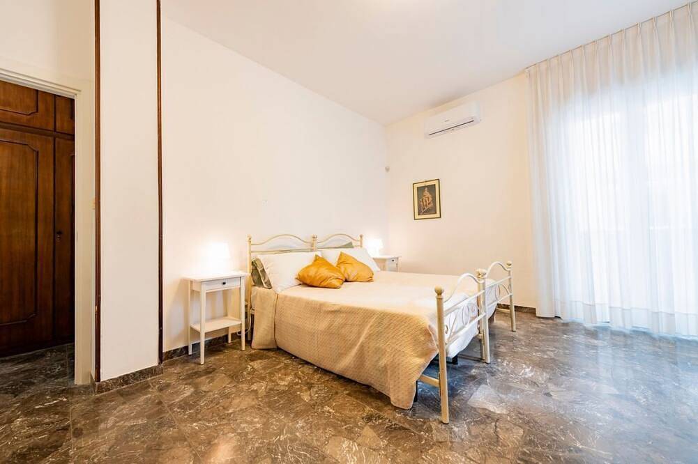 Apartamento entero, Guesthost - Colorful 60 sqm apartment with balcony, just a 5-minute walk from the sea. The accommodation is located on the first floor of a building with lift and can host up to 2 guests.The building is situated in a quiet residential area, well served b in Pescara, Costa Adriatica Abruzzo