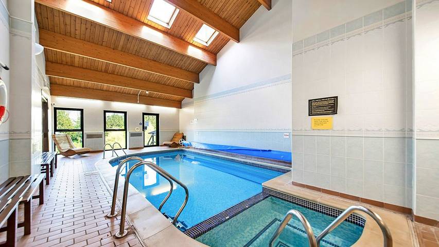 Castle for 4 people, with terrace and pool as well as garden and sauna in Yorkshire