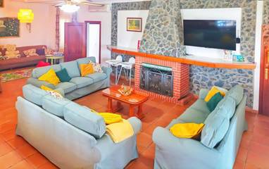 Casa rural para 20 personas, con vistas además de jardín y piscina, Familias con niños en Posadas