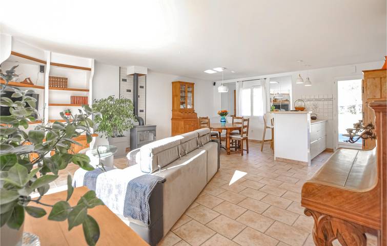 Sunny 2BR with AC, Pool & Parking - Near Salernes in Salernes, Draguignan region