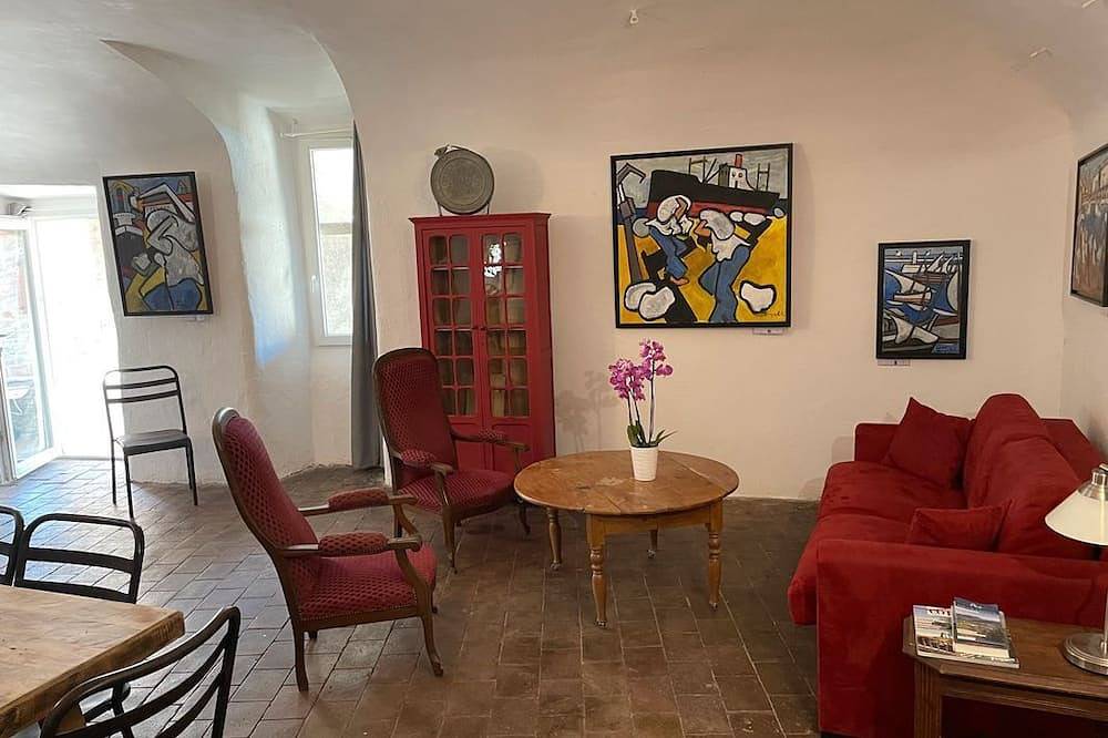 Maison atypique: Magnanerie cévenole en pierre & galerie d'art, piscine, jardin in Meyrannes, Parc national des Cévennes
