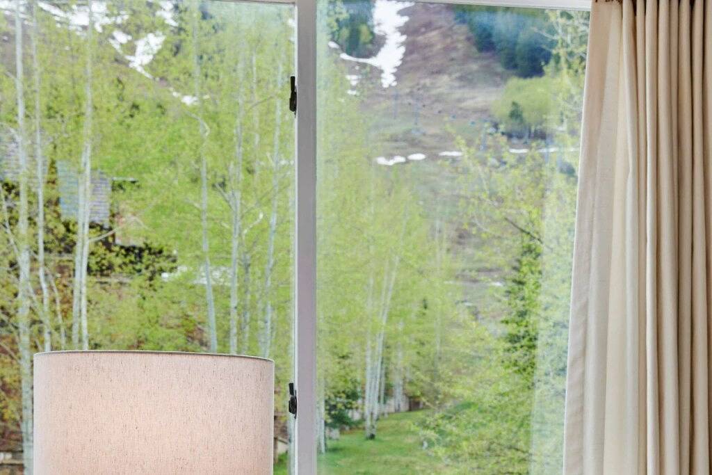 Ganze Wohnung, Neue Vermietung! Tolle Lage 150 Meter bis Aspen Mtn & Downtown, Holzkamin, Parkplatz, Balkon in Aspen, Aspen Snowmass