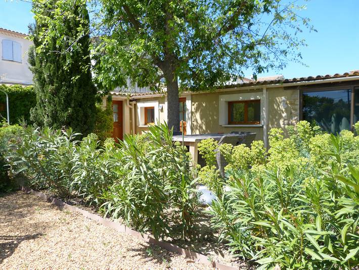 Gîte pour 3 personnes, avec jardin ainsi que terrasse et piscine