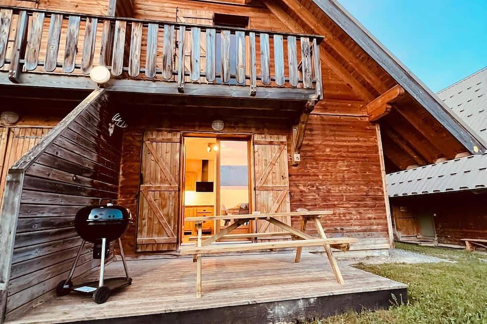 Cosy 6/9-person chalet close to the slopes, with sauna, pool and fireplace. in La Joue du Loup, Le Dévoluy