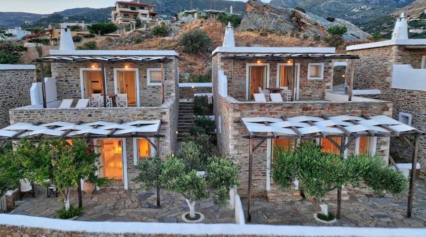 Gîte pour 3 personnes, avec Balcon et Terrasse ainsi que Jardin et Vue dans Carystos