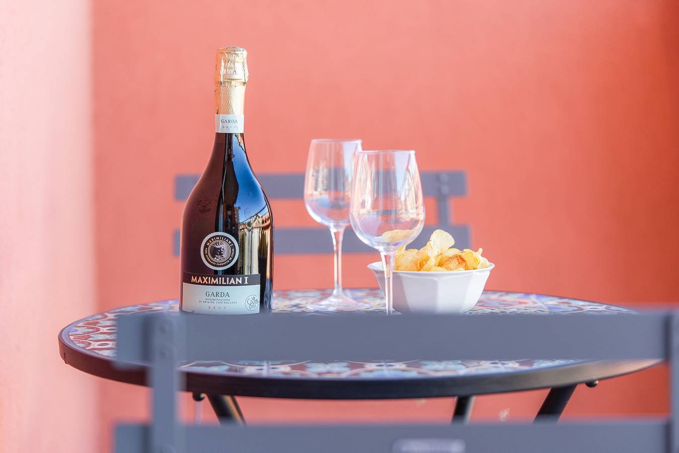 Ganze Wohnung, Ferienwohnung Iris Lago Maggiore mit Seeblick, Balkonen, Klimaanlage und Wlan in Angera, Comune di Angera