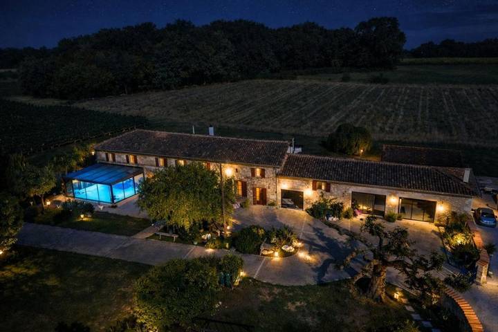 Location de vacances pour 30 personnes, avec Terrasse et Jardin ainsi que Piscine et Vue dans Tugéras-Saint-Maurice