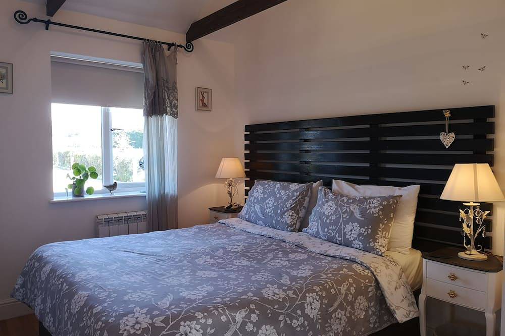 Birch Cottage: Starlit Soaks and Wood-Fired Warmth hot tub in Harrietsham, Kent