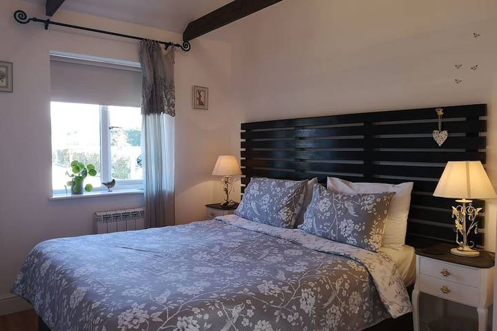 Birch Cottage: Starlit Soaks and Wood-Fired Warmth hot tub in Harrietsham, Kent