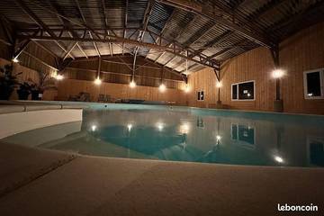 Gîte pour 10 personnes, avec terrasse ainsi que jardin et piscine à Longraye