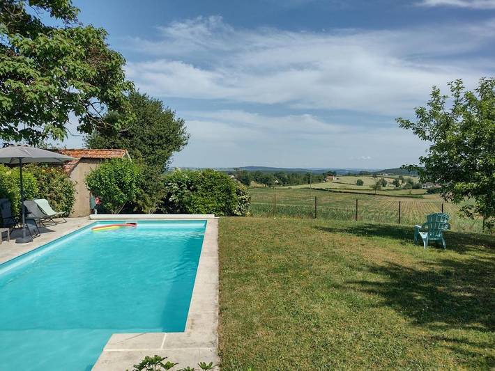 Gîte pour 4 personnes, avec Terrasse et Jardin ainsi que Piscine et Vue à Uxeau