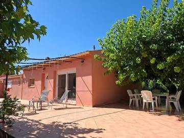 Gîte pour 6 personnes, avec jardin ainsi que vue et terrasse à Gonfaron