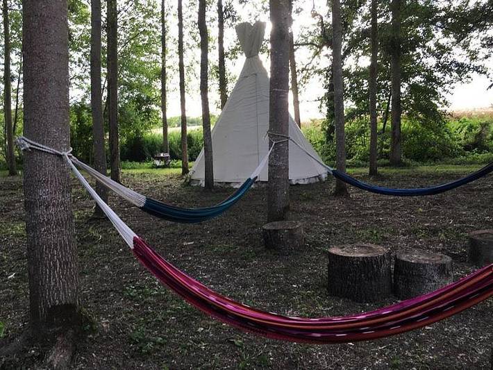 Tente pour 4 personnes, avec Terrasse ainsi que Jardin et Vue dans le Loir-et-Cher