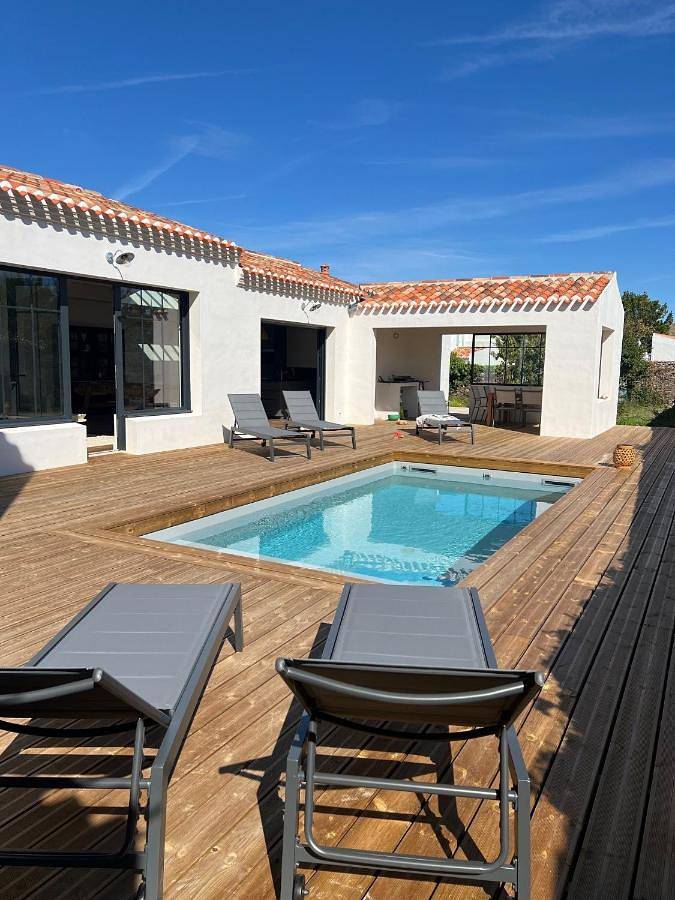 Location de vacances pour 8 personnes, avec Terrasse ainsi que Jardin et Piscine dans Port Joinville