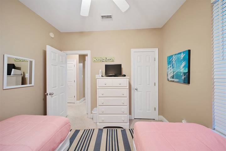 Vacation house for 10 people, with pool and hot tub as well as balcony in Fort Morgan