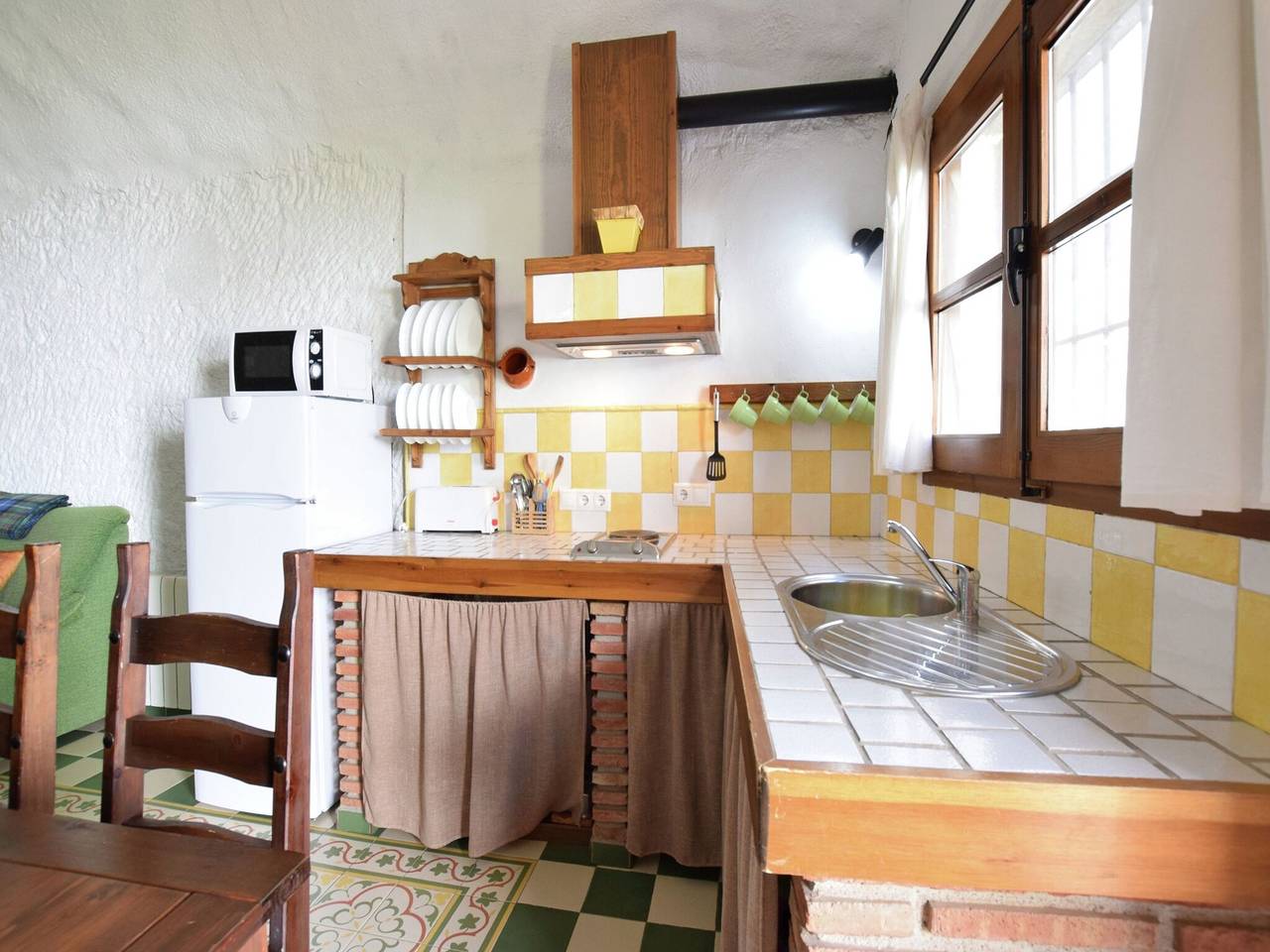 Cave house with private terrace on a small complex in El Bejarín, Guadix