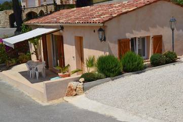 Gîte pour 5 personnes, avec jardin ainsi que vue et terrasse à La Gaude