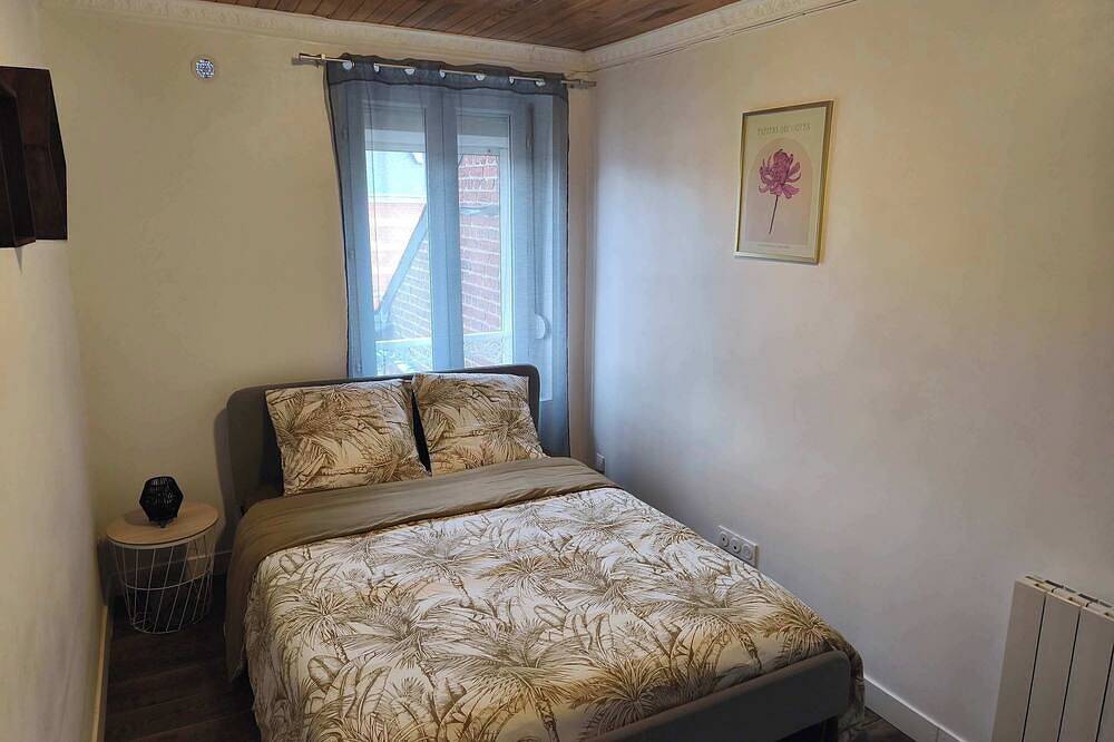 Ganze Wohnung, Downtown Apartment with Private Garage in Charleville-Mézières, Ardennen