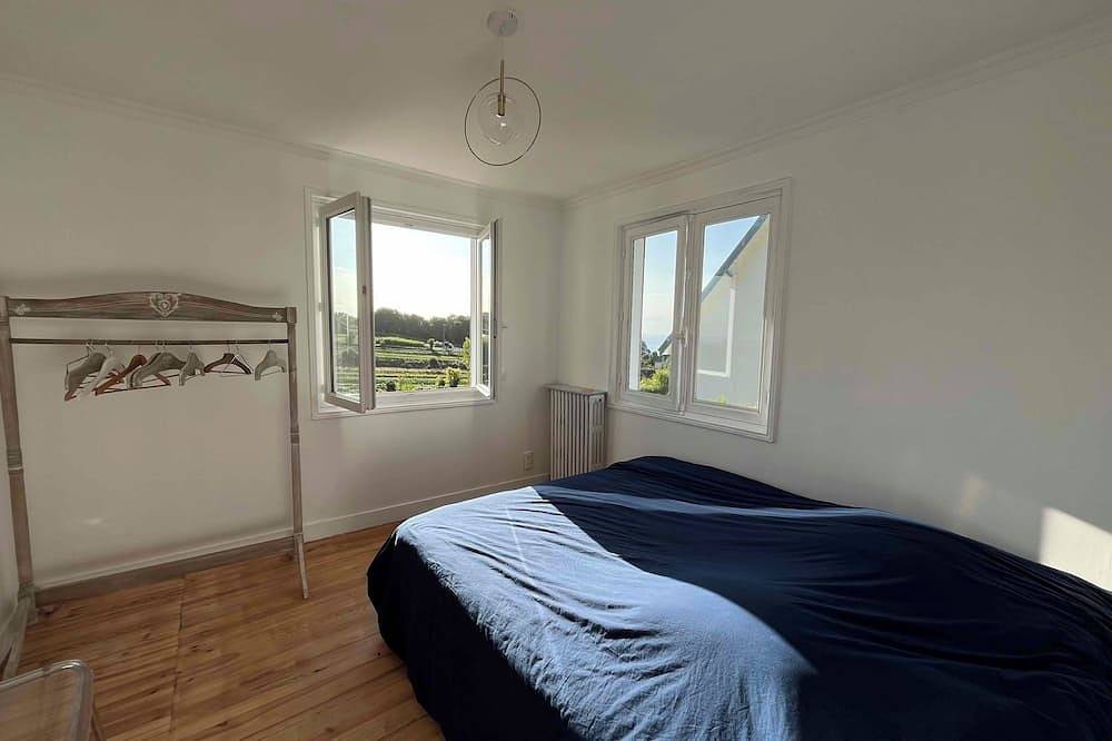 House garden and sea on foot in Villerville, Lisieux region