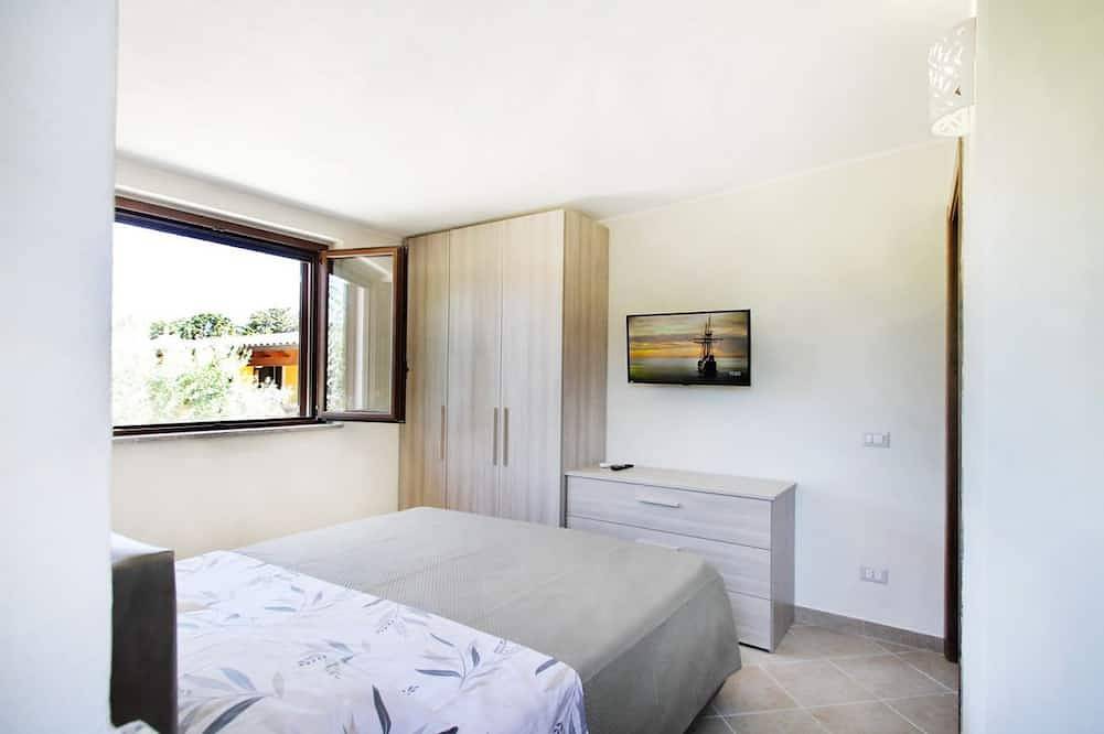 Apartamento inteiro, Il Rifugio sul Mare is a small independent house surrounded by a fragrant lemon garden, just 100 meters from the beach.The house includes a fully equipped kitchen, a bathroom, and a cozy double bedroom. Outside, you’ll find a private relaxation area wi in Marina di Caronia, Caronia