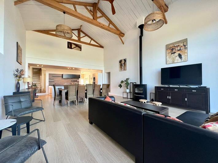 Gîte pour 12 personnes, avec jardin ainsi que terrasse et piscine