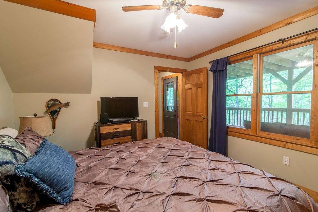 2Bd / 2. 5Ba Cabin off Blue Ridge Parkway mit König Master Suite, Creek, Feuerstelle, Shuffleboard Tisch, in der Nähe von Blowing Rock Attraktionen & App Ski Mtn! in Blue Ridge Parkway, Caldwell County