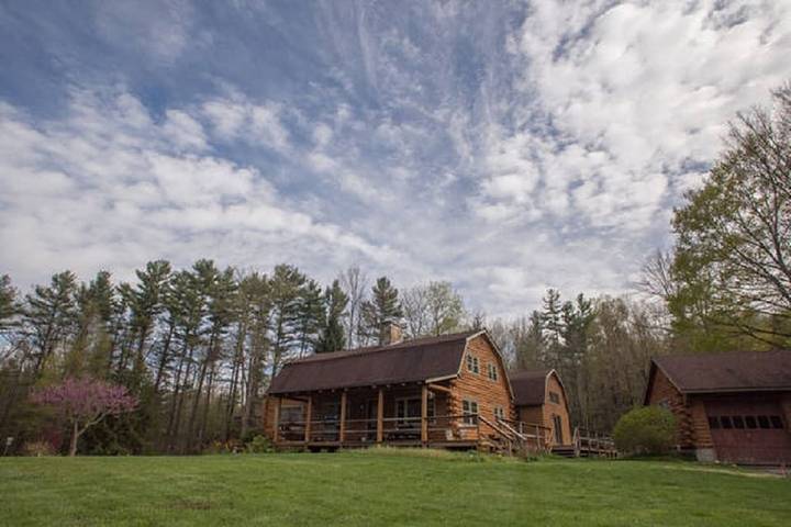 Lodge for 4 people, with terrace and garden as well as pool in Massachusetts