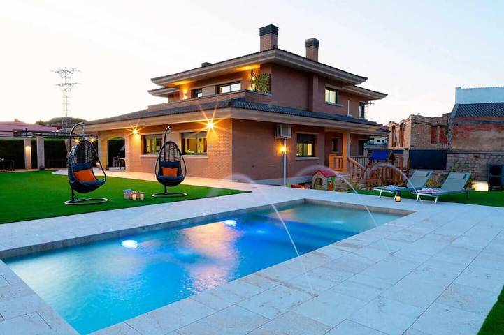 Maison de vacances pour 10 personnes, avec jardin ainsi que piscine et jacuzzi