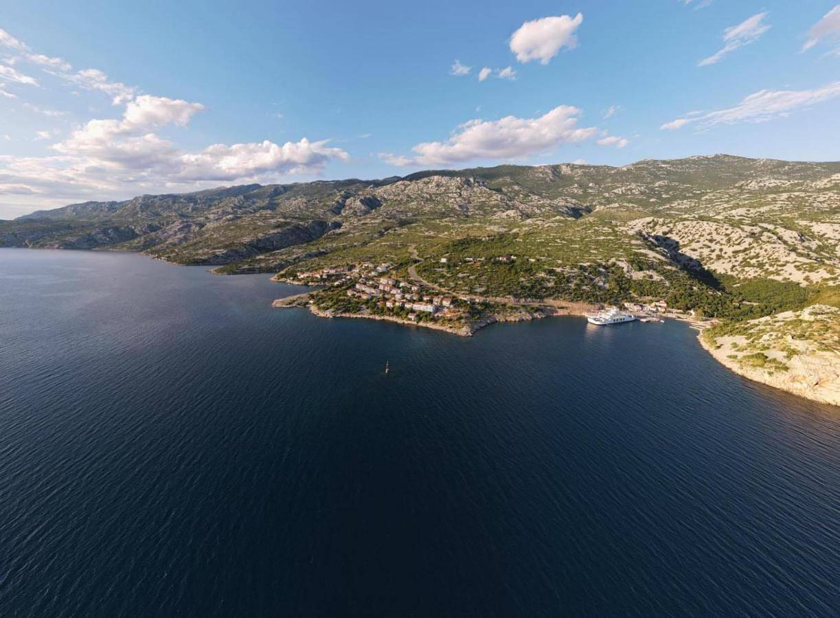 Ganze Wohnung, Apartment with Terrace in Cesarica, Naturpark Velebit