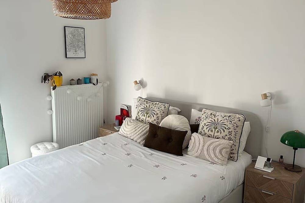 Entire apartment, Bright apartment with terrace Private parking in Rouen, Rouen region