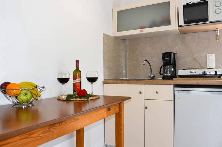 Ferienwohnung für 3 Personen, mit Balkon und Garten sowie Pool - 1