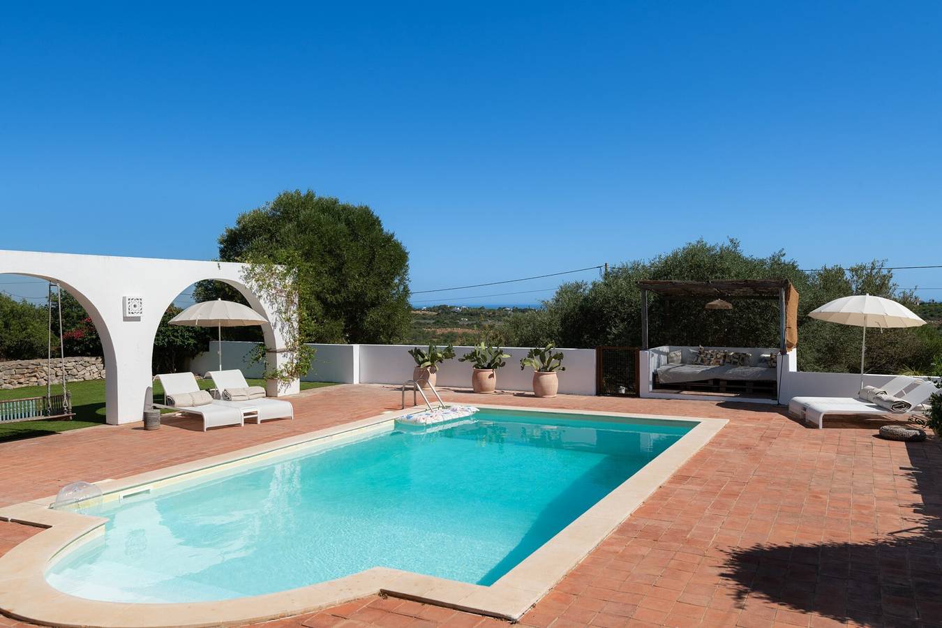 Casa de Férias 'Modern Farmhouse with Pool' com Vista para a Montanha, Wi-Fi e Ar Condicionado in Santo Estêvão (Tavira), Ria Formosa