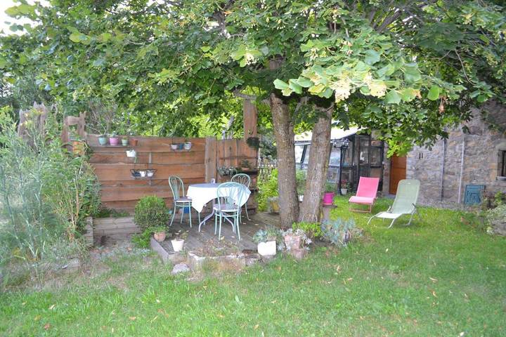 Chambre d’hôte pour 3 personnes, avec vue ainsi que jardin et piscine, adapté aux familles dans le Puy-de-Dôme - 3