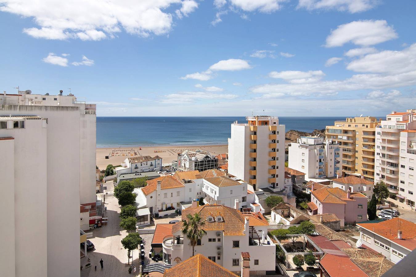 Apartamento inteiro, Apartamento 'Quaint Beach View - Praia Da Rocha' com vista para o mar, Wi-Fi e ar condicionado in Praia da Rocha, Portimão
