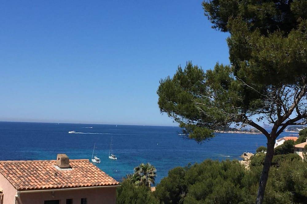 Entire apartment, Apartment type villa in Sanary sea view, 150m from the beach with Jacuzzi plus parking in Sanary-sur-Mer, Mediterranean Coast (France)