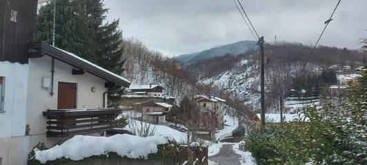 Gîte pour 6 personnes, avec piscine et terrasse ainsi que vue et jardin à Pievepelago