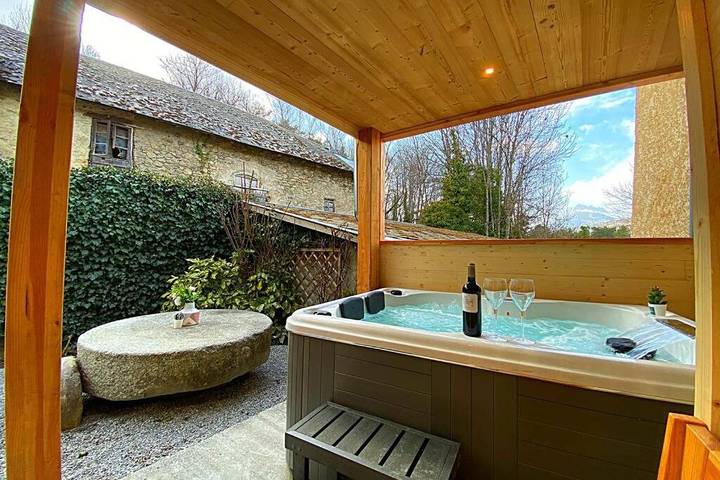Gîte pour 4 personnes, avec Jacuzzi ainsi que Terrasse et Vue à Crots