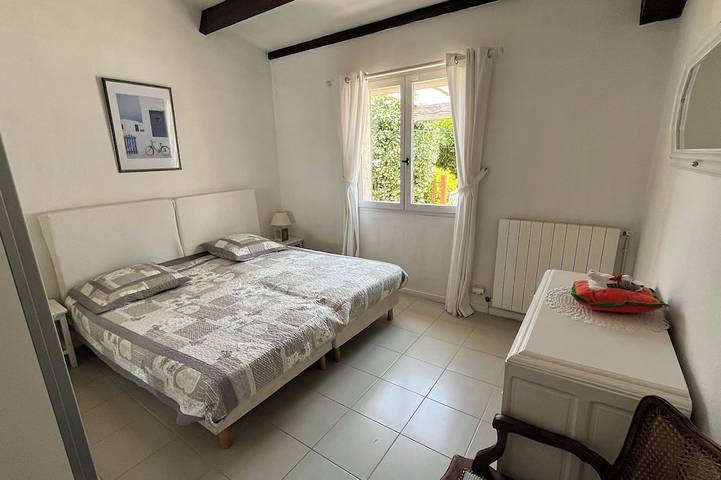 Belle villa fleurie, en retrait de la foule avec sa piscine privative. in Le Plan-de-la-Tour, Côte méditerranéenne (France)