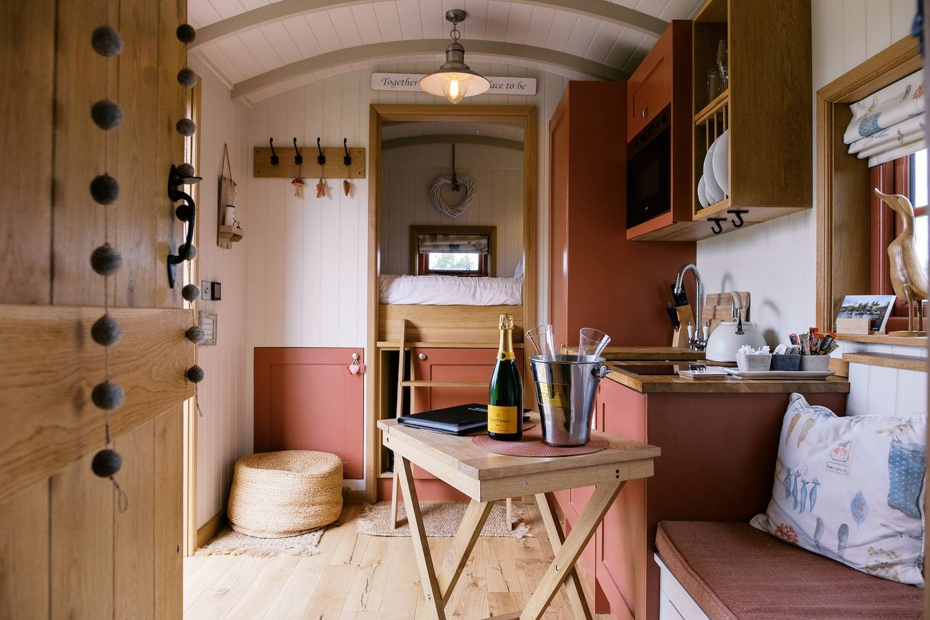Bonnie's Shepherd's Hut - Wellness & Hot Tub in Melton, Leicestershire