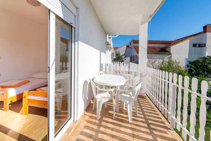 Ganze Wohnung, 2-Zimmer-Ferienwohnung mit Terrasse und Meerblick Bibinje, Zadar A-14773-a in Bibinje, Zadar
