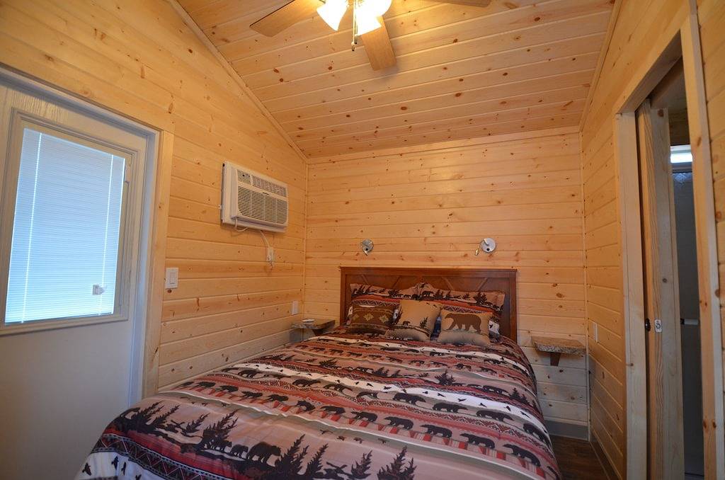 Genießen Sie eine unserer Hütten mit 2 Schlafzimmern in den kühlen Kiefern von Christopher Creek. in Gila County