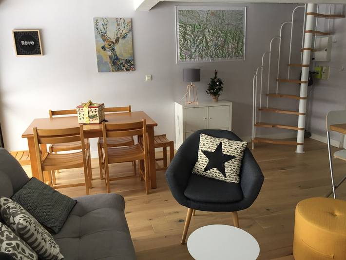 Gîte pour 5 personnes, avec vue sur le lac ainsi que terrasse et piscine