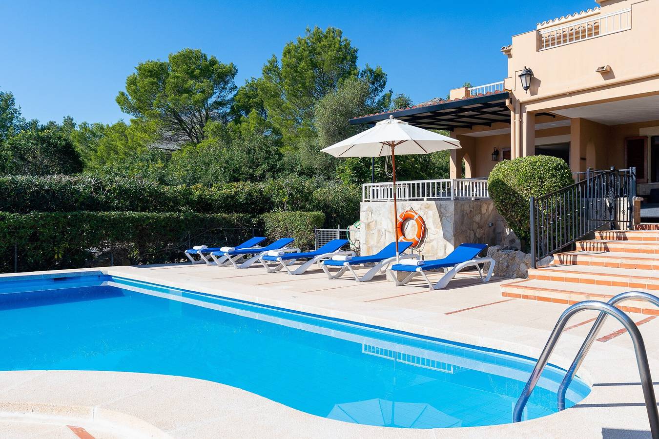 Villa Luis Vives con vistas a la montaña, Wi-Fi, jardín, balcón, terrazas y piscina in Puerto de Pollensa, Pollença