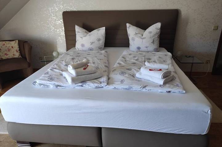 Ganze Wohnung, Ferienwohnung am Zweitälerweg - Moderne Ferienwohnung mit Whirlpoolbadewanne in Weiskirchen, Saar-Nahe-Bergland