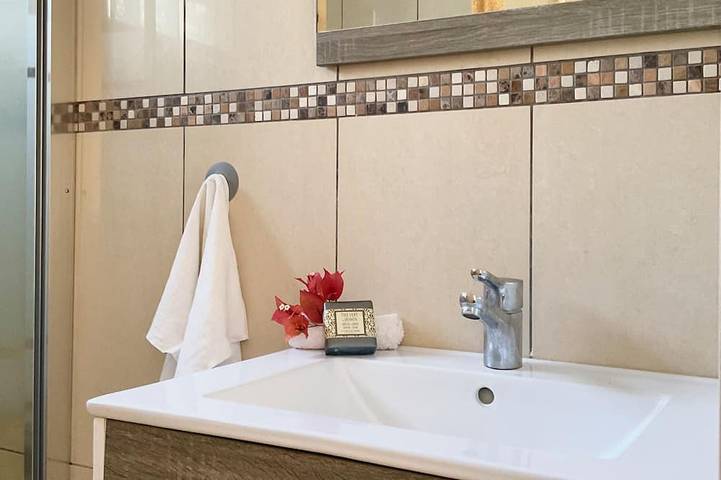 Bungalow, 10-minute walk from Etang-Salé les Bains beach, sleeps 2 to 4. in L'Étang-Salé, Reunión