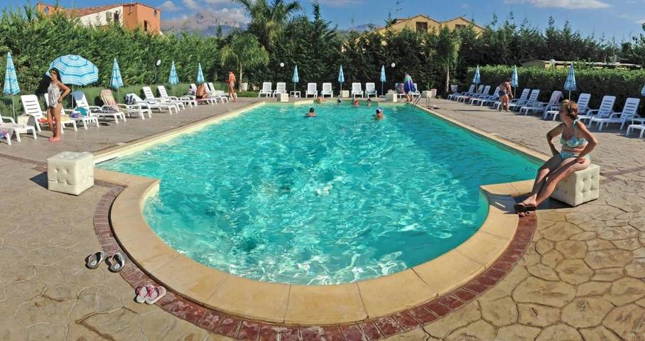 Gîte pour 2 personnes, avec vue ainsi que piscine et jardin, animaux acceptés à Campofelice di Roccella - 2