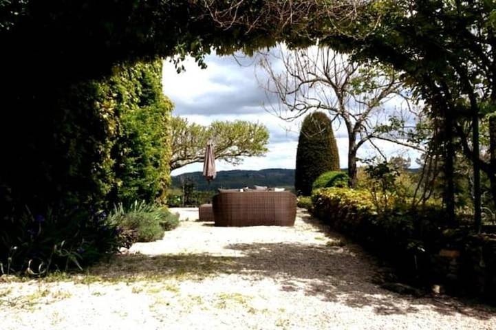 Location de vacances pour 6 personnes, avec jardin ainsi que piscine et terrasse à Sergeac