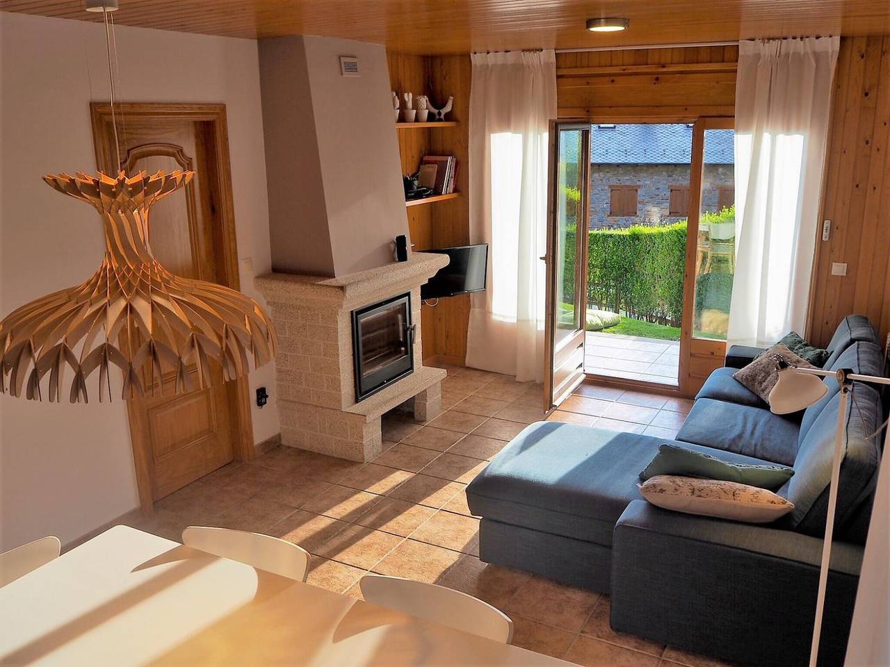 Apartamento vacacional entero, Planta Baja 3 hab. Chimenea, Jardín, Vistas y Wifi in Llivia, Parque Natural Regional de los Pirineos Catalanes